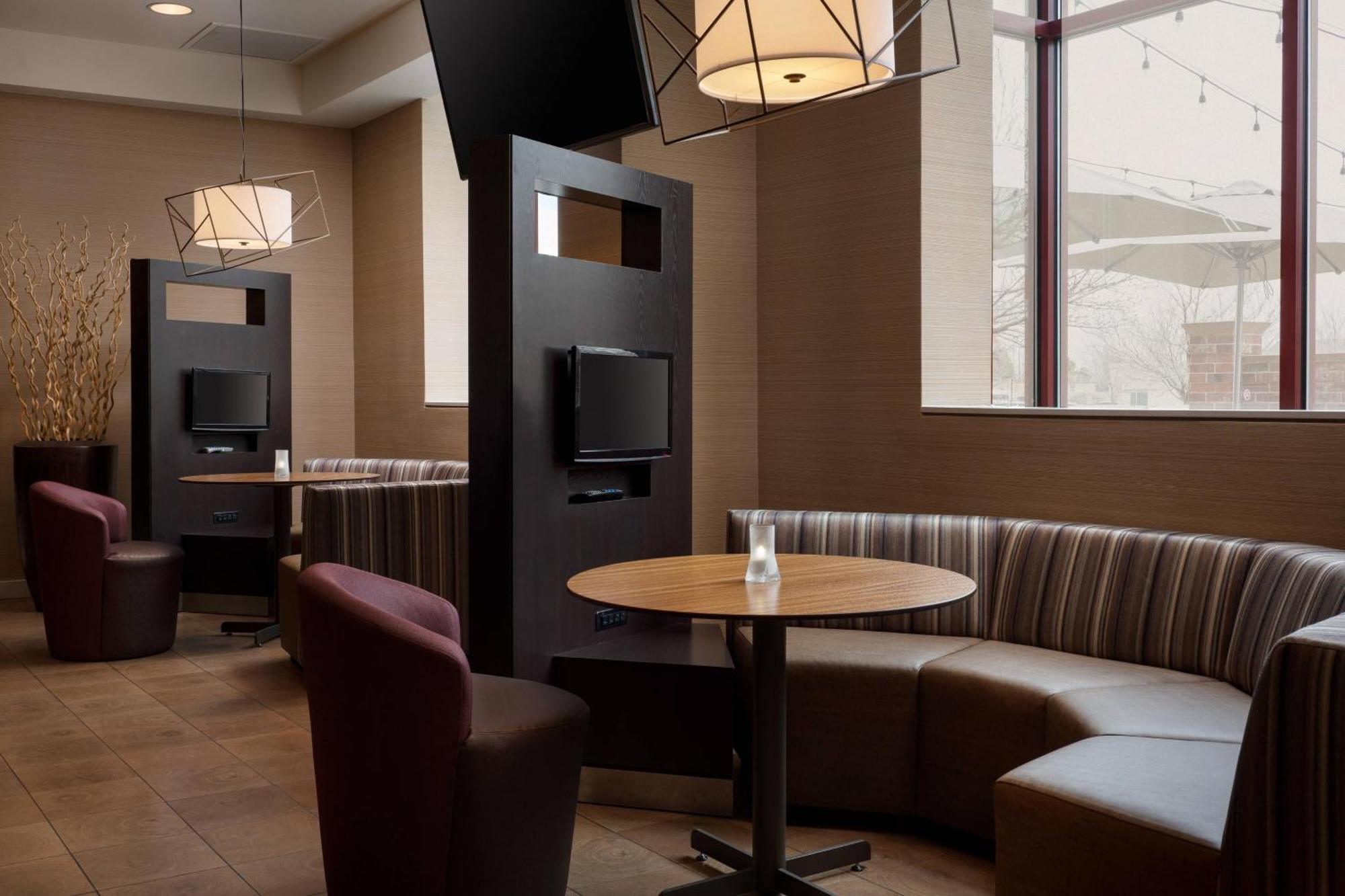Hotel Courtyard By Marriott Airport